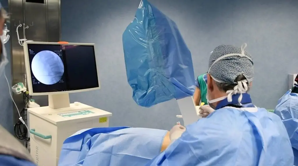 Mal di schiena: cause, falsi miti e cure efficaci dalla diagnosi alle terapie mininvasive